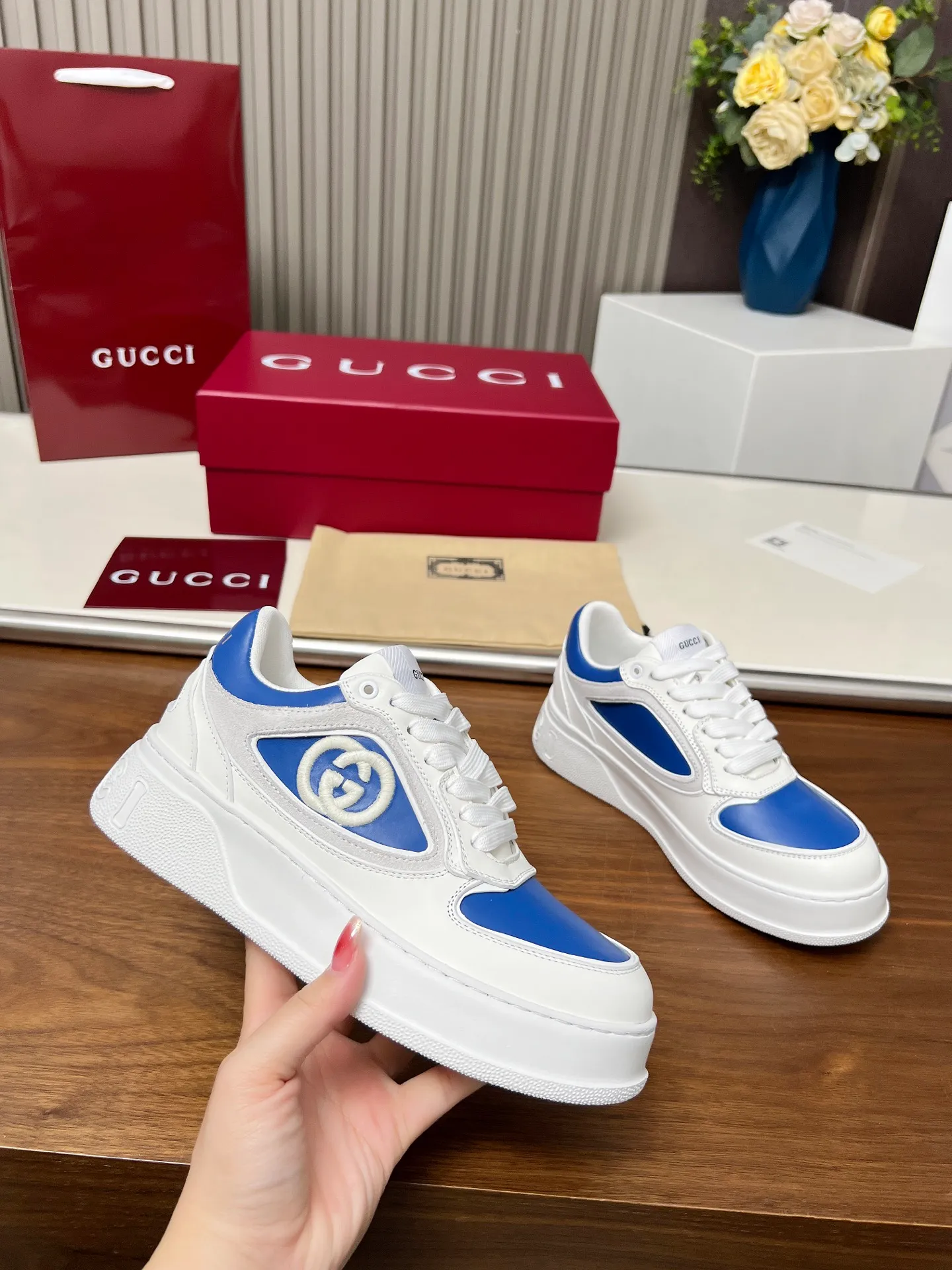 👟👟Ex-factory price 560👟👟Gucci casual sneakers, top version! Oil edge craftsmanship🌸🌸🌸1:1 reproduction. New model for early spring, creating a perfect style💣💣💣street style🔥🔥🔥Cool and stylish C-position fashionable outfit with retro and futuristic feel🌹🌹🌹Classic shoe shape, showing exquisite texture! Open mold to customize high-density outsole. Comes fully packaged. Size: Female 35-46. Fabric: Imported cowhide...men and women